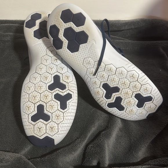 Size 10 Nike fly knit EUC training sneaker - Picture 4 of 4